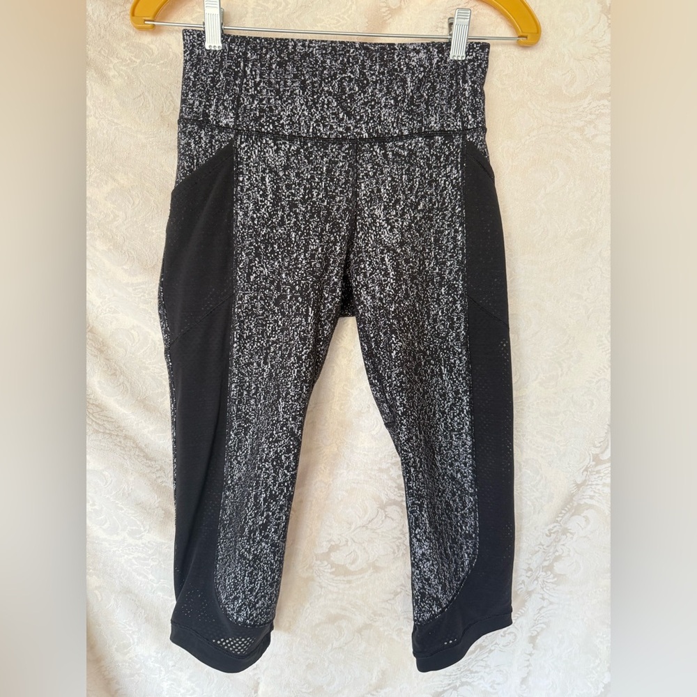 Lululemon Cropped Legging Black and grey